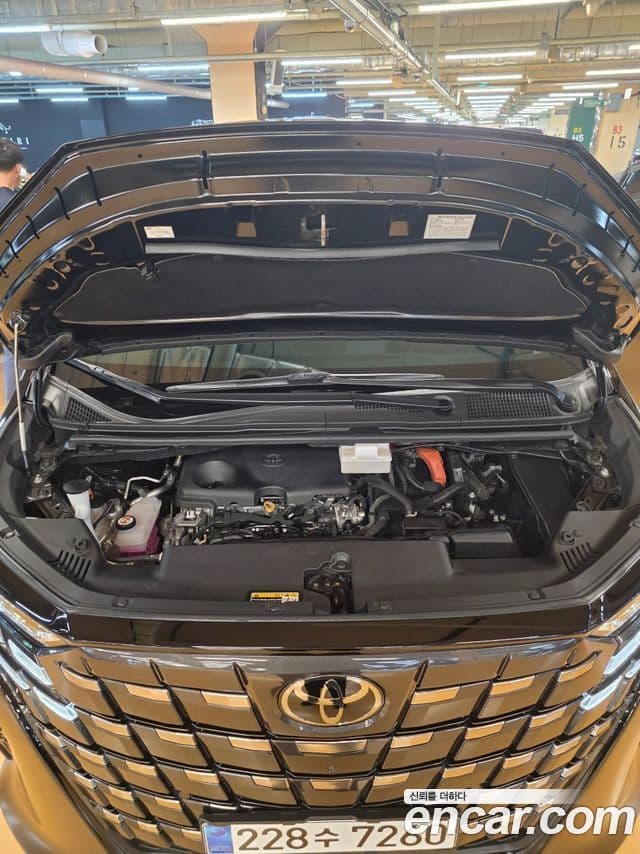 Toyota Alphard 2023 — Photo 11/20