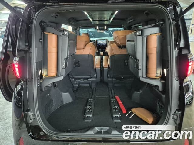 Toyota Alphard 2023 — Photo 8/20