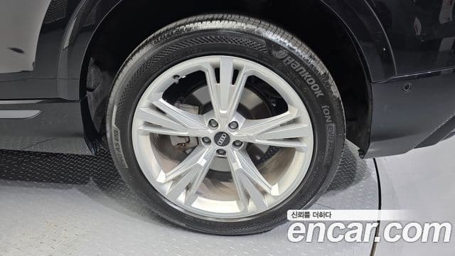 Audi Q8 2022 — ფოტო 33/36