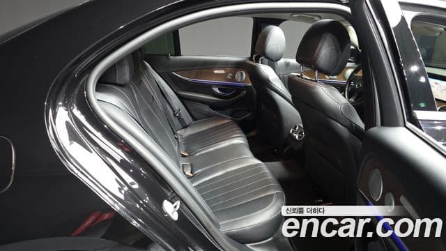 Mercedes-Benz E-Class 2018 — Şəkil 20/20