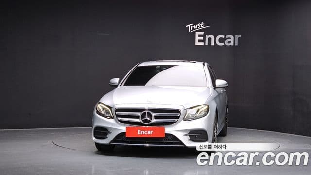 Mercedes-Benz E-Class 2018 — ფოტო 28/36