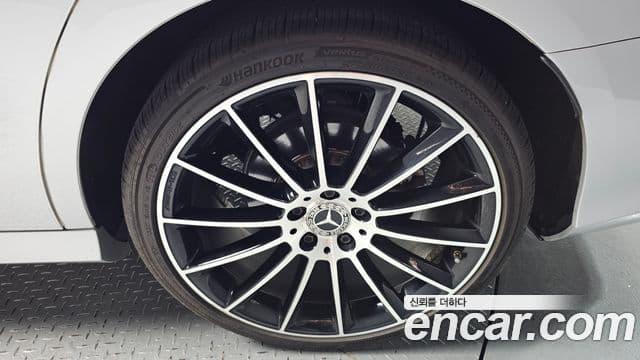 Mercedes-Benz E-Class 2018 — ფოტო 21/36