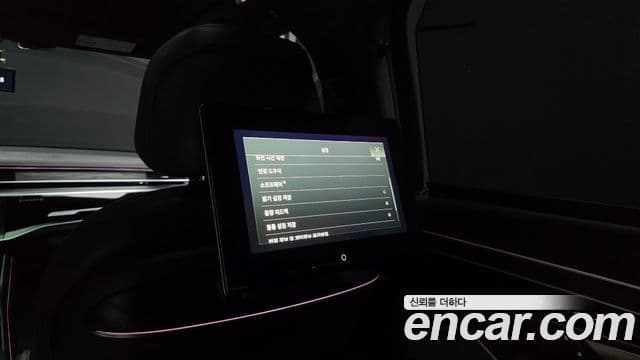 Audi A8 2021 — Photo 9/39