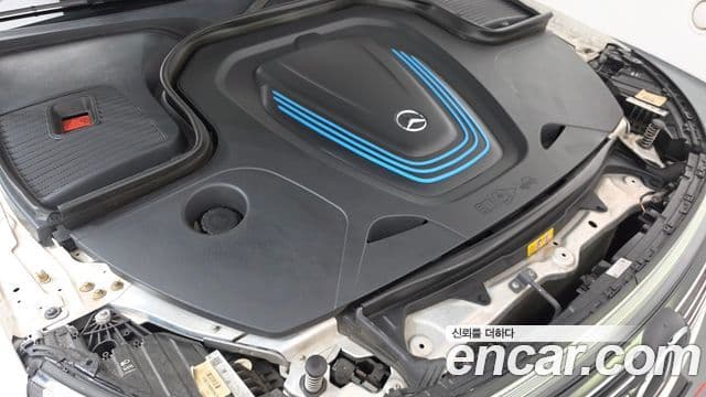 Mercedes-Benz EQC 2020 — ფოტო 21/34