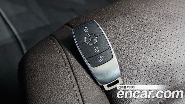 Mercedes-Benz GLE-Class 2022 — ფოტო 18/37