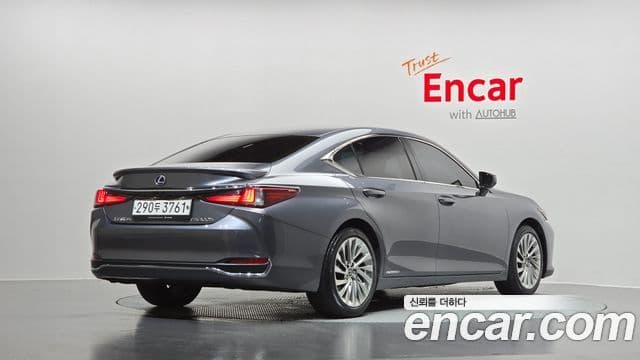 Lexus ES300h 2019 — Фото 2/20