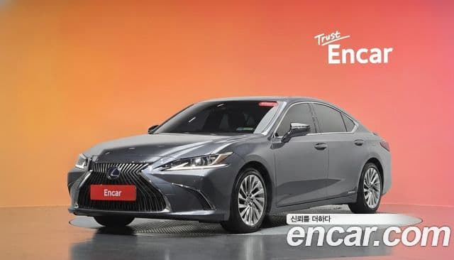 Lexus ES300h 2019 — Фото 1/20