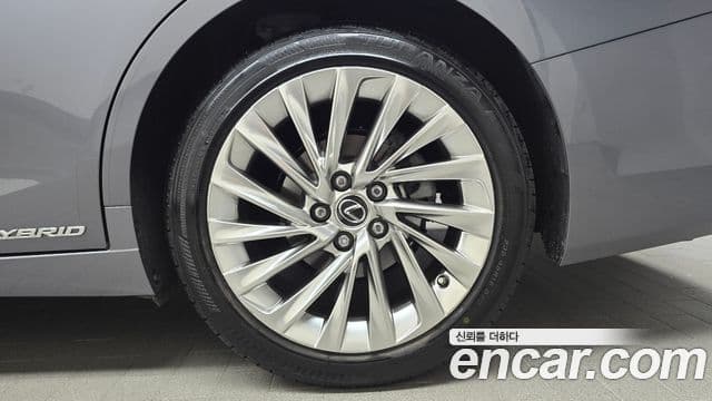 Lexus ES300h 2019 — Şəkil 19/33