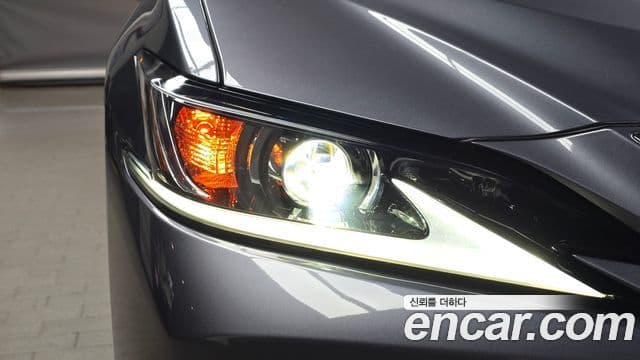 Lexus ES300h 2019 — Şəkil 28/33