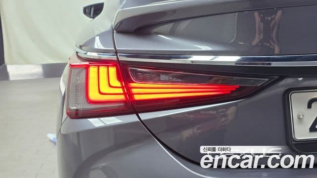 Lexus ES300h 2019 — Şəkil 11/33