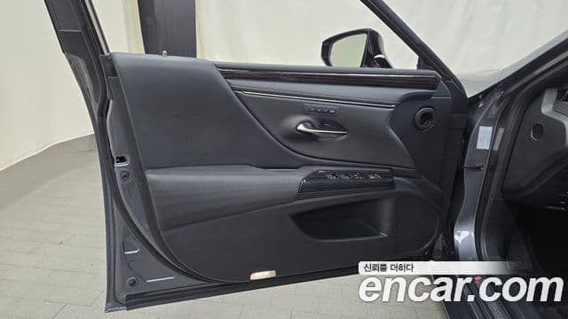 Lexus ES300h 2019 — Şəkil 13/33