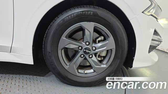 Kia K5 2022 — Şəkil 23/30