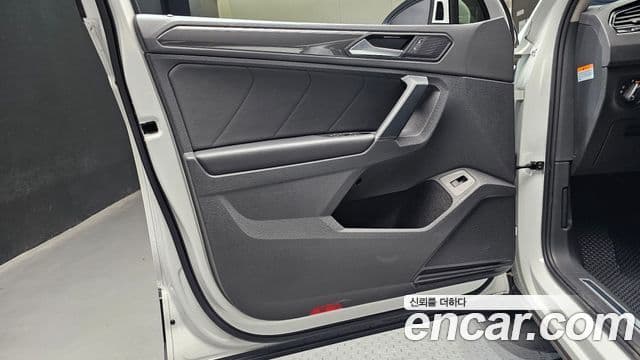 Volkswagen Tiguan 2019 — Şəkil 27/34