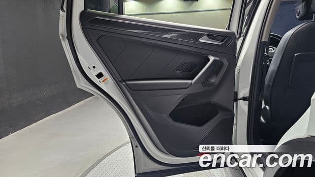 Volkswagen Tiguan 2019 — Şəkil 28/34