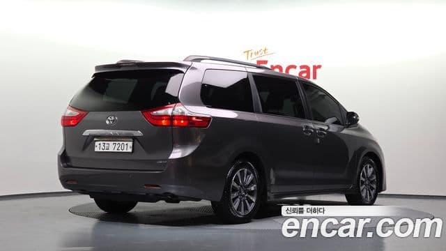 Toyota Sienna 2019 — Фото 2/20