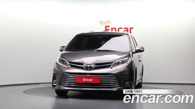 Toyota Sienna 2019 — Фото 3/20