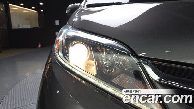 Toyota Sienna 2019 — Şəkil 23/33