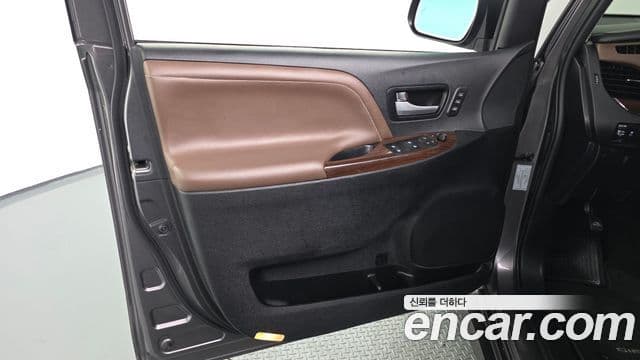 Toyota Sienna 2019 — Şəkil 8/33