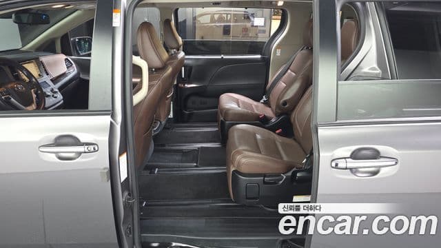 Toyota Sienna 2019 — Şəkil 14/33
