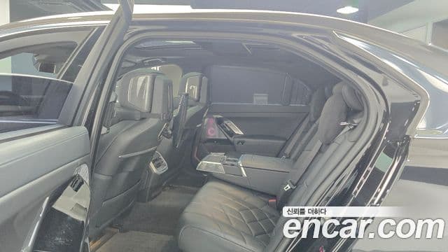BMW i7 2024 — ფოტო 8/20