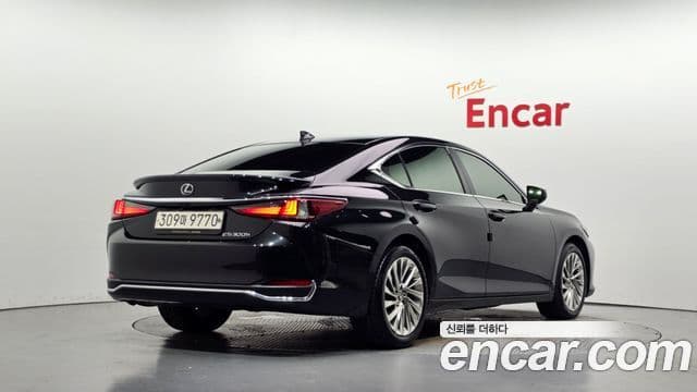 Lexus ES300h 2022 — Photo 10/33