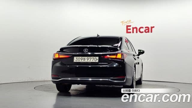 Lexus ES300h 2022 — Photo 19/33