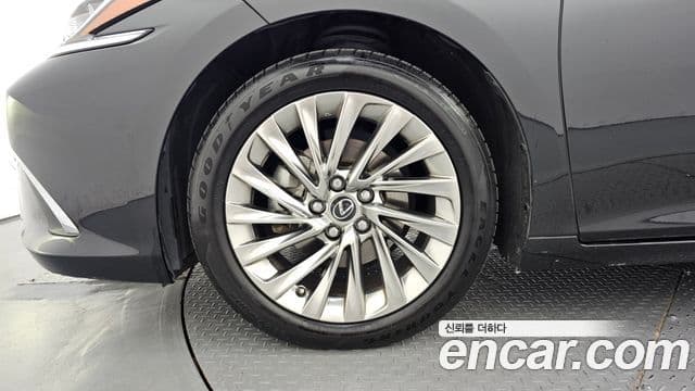 Lexus ES300h 2022 — Photo 24/33