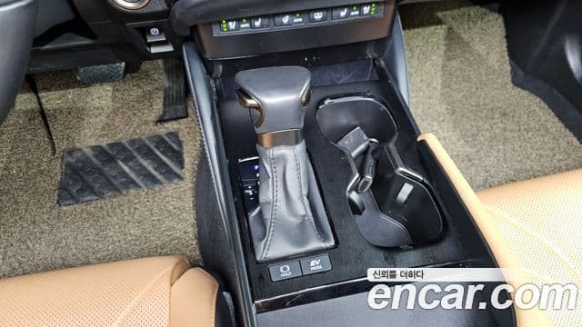 Lexus ES300h 2022 — Photo 26/33