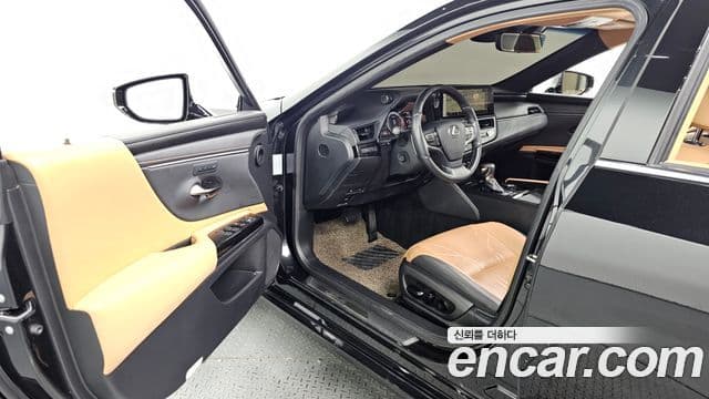 Lexus ES300h 2022 — Photo 8/33