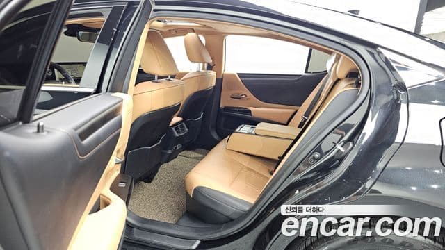 Lexus ES300h 2022 — Photo 6/33