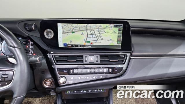 Lexus ES300h 2022 — Photo 9/33