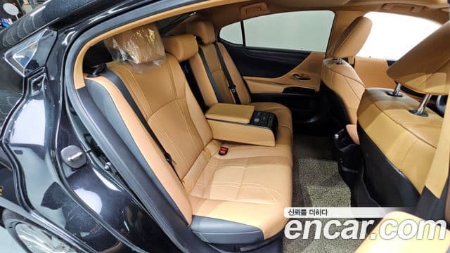 Lexus ES300h 2022 — Photo 23/33