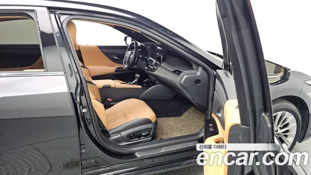 Lexus ES300h 2022 — Photo 7/33