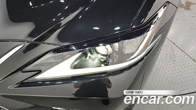 Lexus ES300h 2022 — Photo 33/33