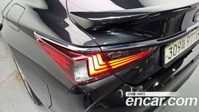 Lexus ES300h 2022 — Photo 3/33