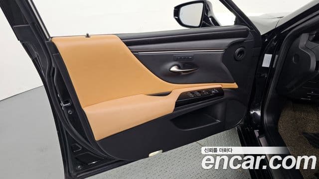 Lexus ES300h 2022 — Photo 30/33