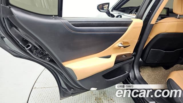 Lexus ES300h 2022 — Photo 31/33