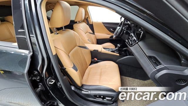 Lexus ES300h 2022 — Photo 18/33