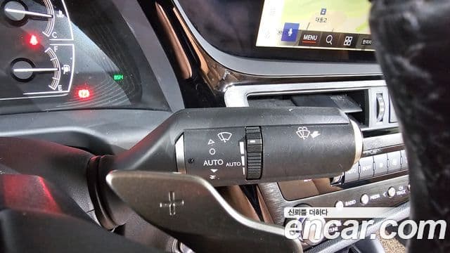 Lexus ES300h 2022 — Photo 14/33