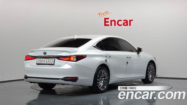 Lexus ES300h 2023 — Şəkil 33/40