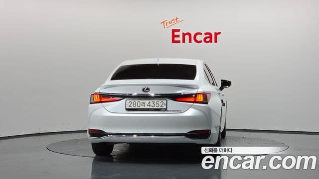 Lexus ES300h 2023 — Şəkil 19/40