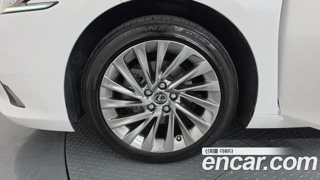 Lexus ES300h 2023 — Şəkil 16/40