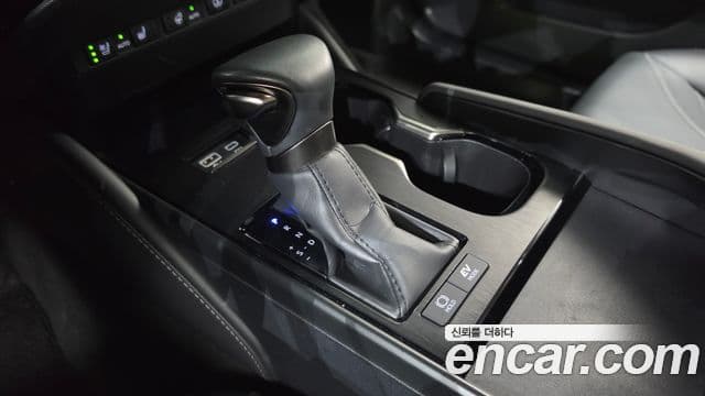 Lexus ES300h 2023 — Şəkil 27/40