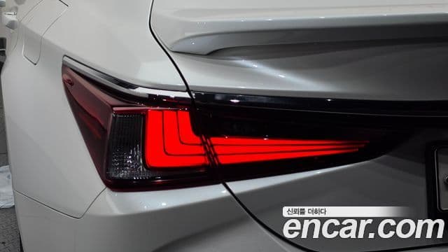 Lexus ES300h 2023 — Şəkil 23/40