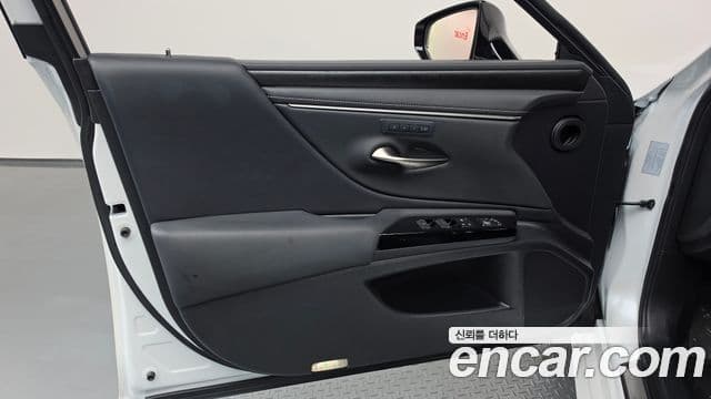 Lexus ES300h 2023 — Şəkil 30/40