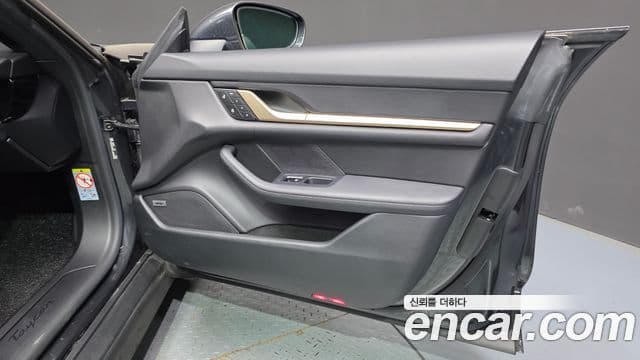 Porsche Taycan 2022 — Photo 10/38