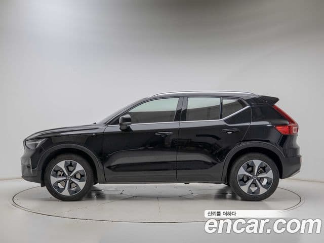 Volvo XC40 2023 — ფოტო 9/19