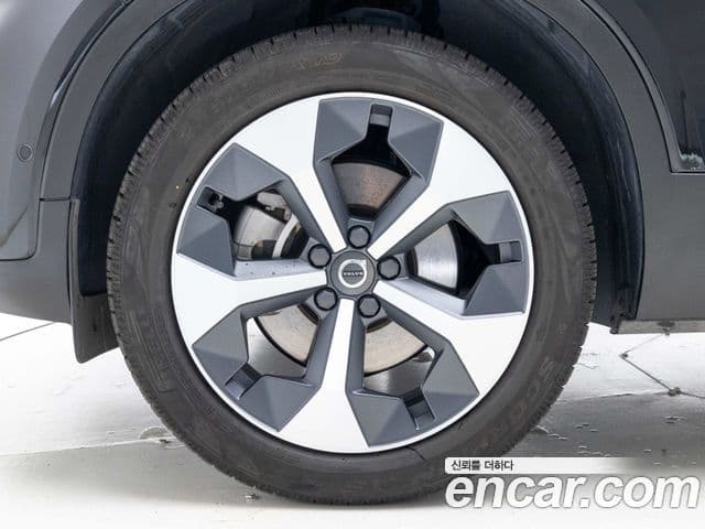 Volvo XC40 2023 — ფოტო 8/19