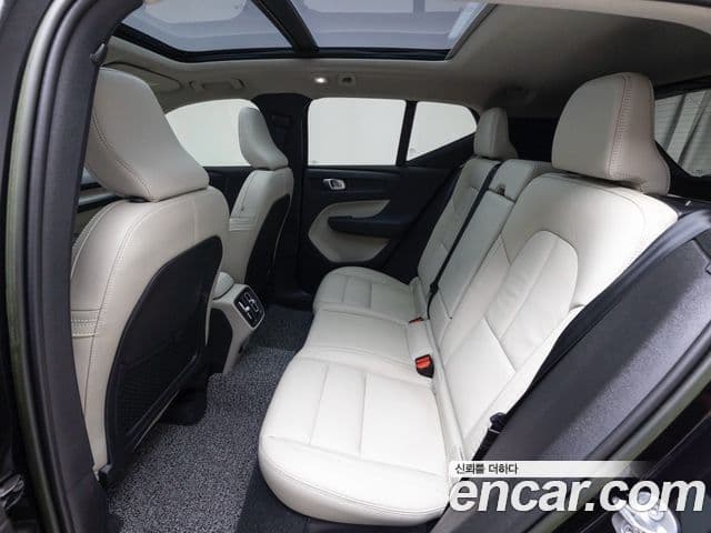 Volvo XC40 2023 — ფოტო 15/19
