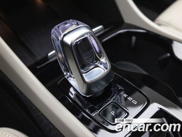 Volvo XC40 2023 — ფოტო 18/19